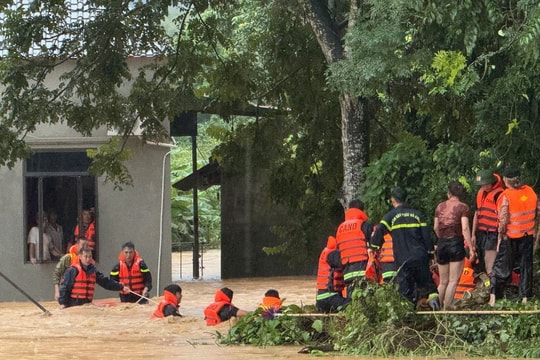 Giải cứu người dân bị lũ giữ cô lập