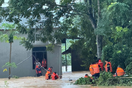 Công an tỉnh Bắc Ninh giải cứu người dân bị lũ giữ cô lập