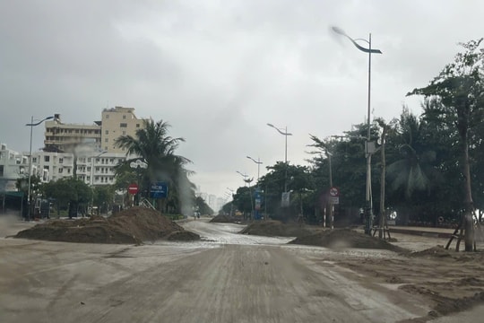 Khối lượng cát khổng lồ tràn lên đường phố Sầm Sơn