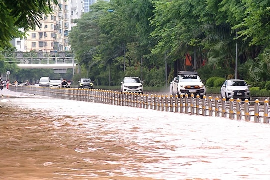 Nhiều tuyến đường Hà Nội ngập sâu do ảnh hưởng bão số 11