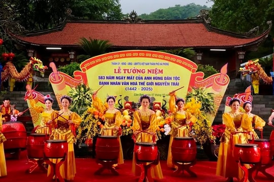 Dâng hương tưởng niệm 583 năm Ngày mất của Anh hùng dân tộc Nguyễn Trãi