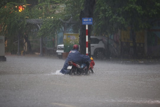 Cận cảnh giao thông Hà Nội sáng 7/10