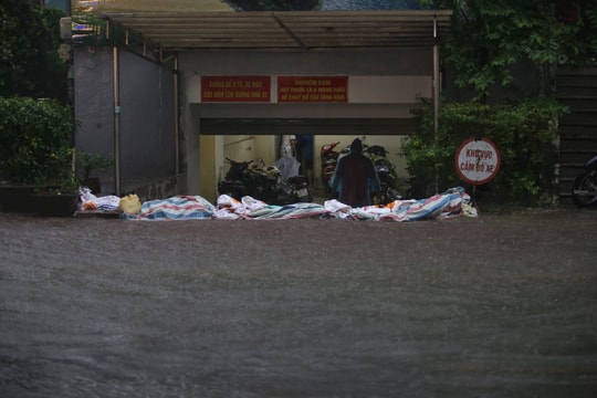 Hình ảnh những "con đê" bằng bao cát phát huy tác dụng