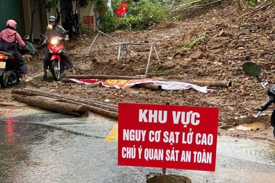 Sạt lở nghiêm trọng vùi lấp nhiều nhà dân