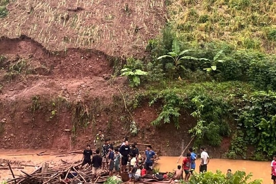 Sạt lở kinh hoàng, vùi lấp 2 vợ chồng đang làm nương rẫy