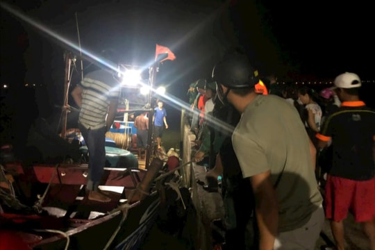Va chạm giữa tàu vận tải và tàu cá trên biển Thuận An, 4 ngư dân gặp nạn
