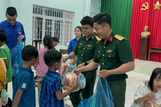 Trung đoàn 726 tổ chức đón Tết Trung thu cho trẻ em vùng biên giới