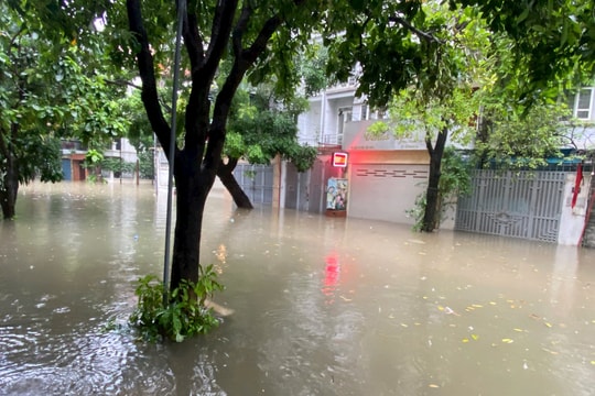 Hoàn lưu bão Matmo gây mưa diện rộng, nhiều tuyến phố Hà Nội lại ngập úng