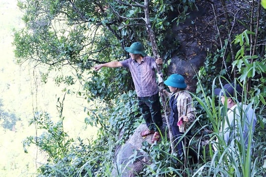 Người dân lo lắng khi khối đá khổng lồ trên núi có thể đổ sập bất cứ lúc nào