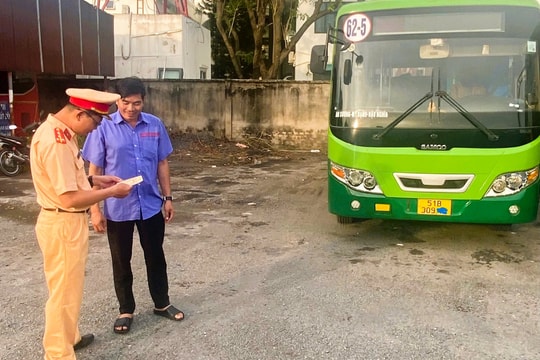 Xử phạt xe buýt đi lên vỉa hè để né kẹt xe