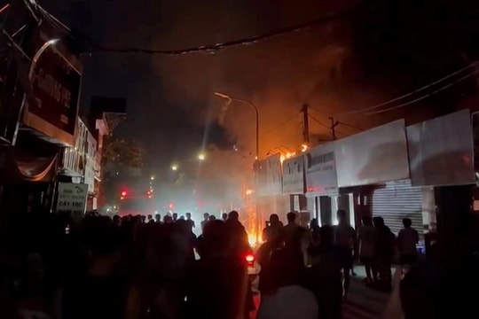 Cửa hàng thời trang bốc cháy lúc nửa đêm