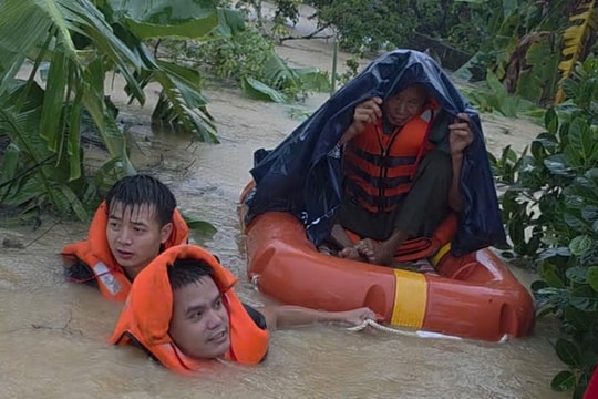 Lực lượng vũ trang tỉnh Bắc Ninh dầm mình trong lũ, vì bình yên của nhân dân