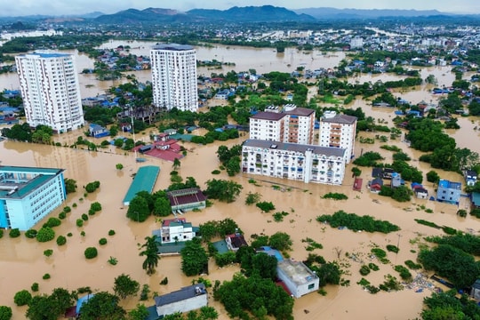 Cảnh ngập lịch sử khi lũ sông Cầu vượt đỉnh tại Thái Nguyên