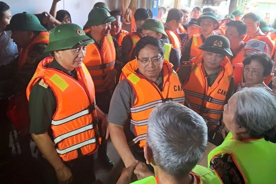 Thủ tướng Phạm Minh Chính thị sát vùng ngập, chỉ đạo khắc phục hậu quả mưa lũ tại Thái Nguyên