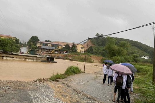 Lào Cai: Xuất hiện sạt lở nhiều nơi do ảnh hưởng hoàn lưu bão số 11