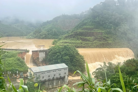 Tiếp tục giúp dân khắc phục hậu quả do cơn bão số 11 làm vỡ đập thủy điện Bắc Khê 1