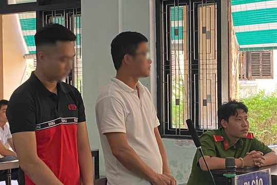 ‘Phê’ ma túy trong bar, hai đối tượng lĩnh án