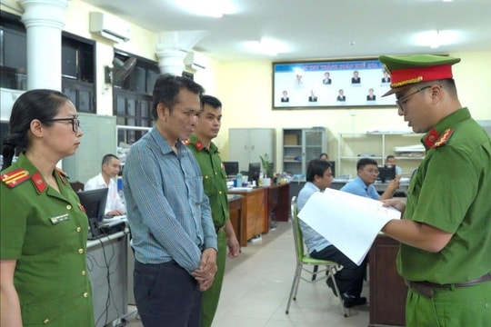 Tạm giam hai công chức phường Thuận Hóa nhận hối lộ