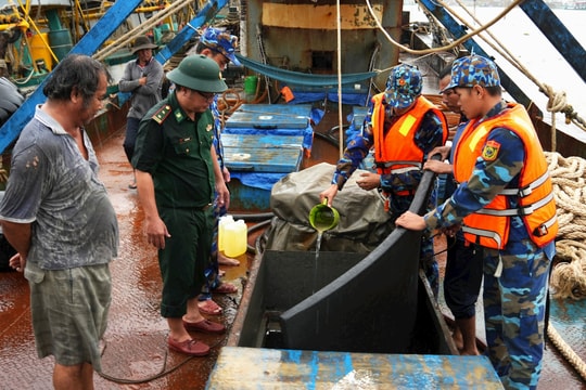 Phát hiện 2 tàu cá vận chuyển gần 90.000 lít dầu trái phép