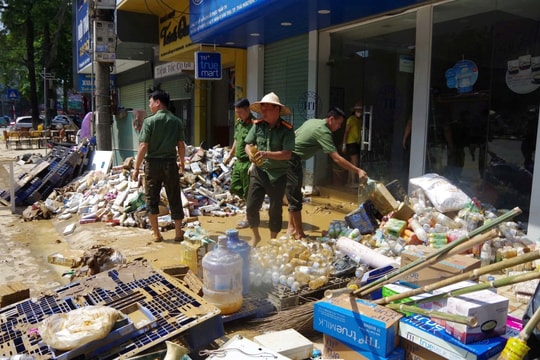 Người dân Thái Nguyên tất bật dọn dẹp sau trận lũ lịch sử