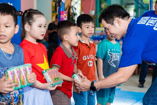 Hơn 100.000 sản phẩm dinh dưỡng Vinamilk thắp sáng nụ cười tuổi thơ mùa trăng