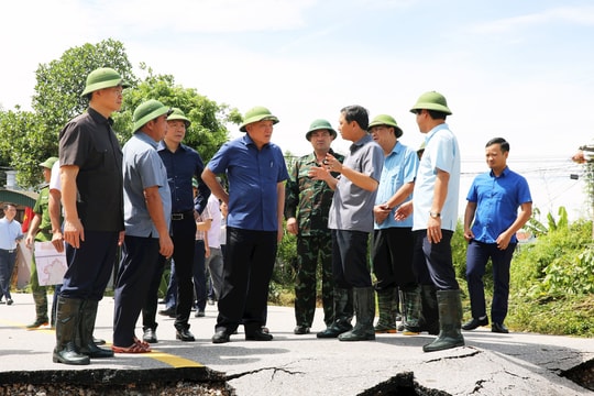 Phó Thủ tướng Thường trực Chính phủ Nguyễn Hòa Bình kiểm tra công tác khắc phục hậu quả mưa lũ tại tỉnh Bắc Ninh