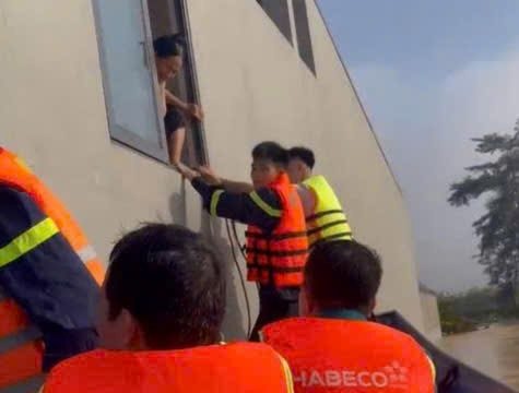 Công an tỉnh Bắc Ninh đưa trẻ sơ sinh khỏi vùng ngập sâu đến nơi an toàn