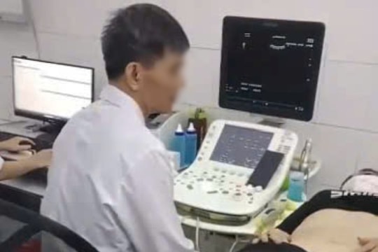 Bệnh viện báo cáo gì vụ bác sĩ vừa siêu âm vừa xem bóng đá?