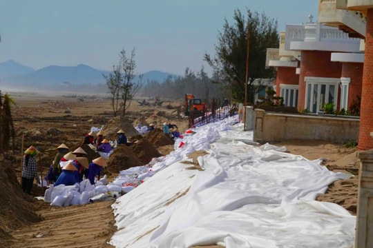 Hàng nghìn bao cát làm kè tạm khu biệt thự đổ sập do bão ở khu Hoa Tiên Xuân Thành, Hà Tĩnh