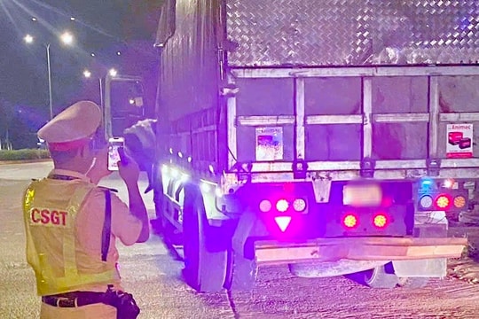 Phát hiện ô tô quá tải chất đầy rác thải công nghiệp