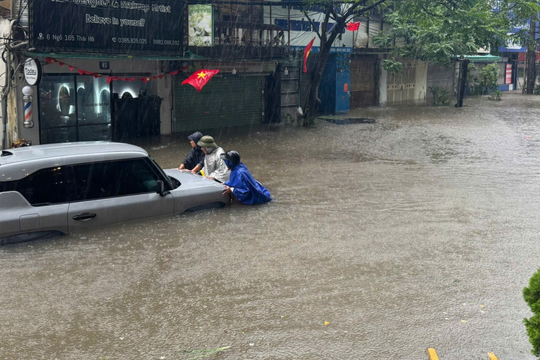 Hà Nội còn 9 điểm ngập sâu gây ách tắc giao thông