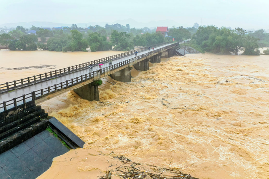 Mưa lũ tiếp tục diễn biến phức tạp, cảnh báo lũ đặc biệt lớn trên sông Thương, sông Cầu
