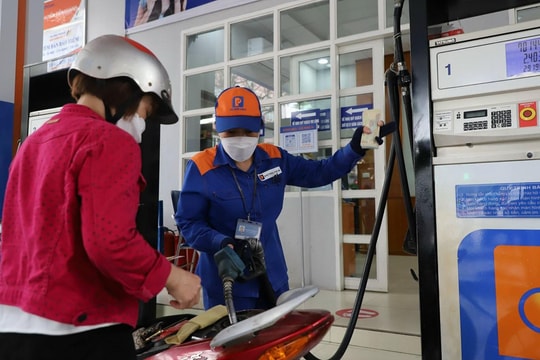 Giá xăng dầu giảm mạnh, xăng RON-95 về dưới mốc 20.000đ/lít