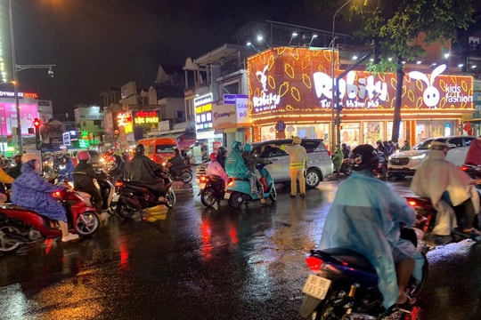 CSGT TP.HCM tăng cường hỗ trợ mùa mưa bão