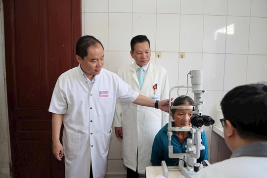 Bệnh viện Trung ương Huế khám, cấp thuốc miễn phí cho hơn 600 người dân Hà Tĩnh