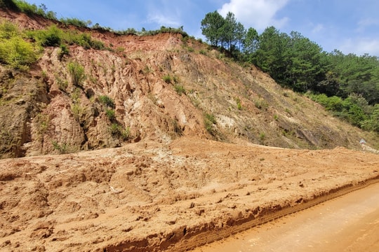 Quốc lộ 40B xuất hiện nhiều điểm sạt lở, tiềm ẩn nguy cơ mất an toàn