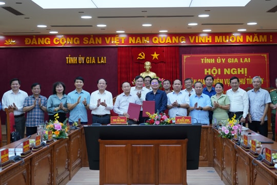 Bàn giao nhiệm vụ Bí thư Tỉnh ủy Gia Lai cho ông Thái Đại Ngọc