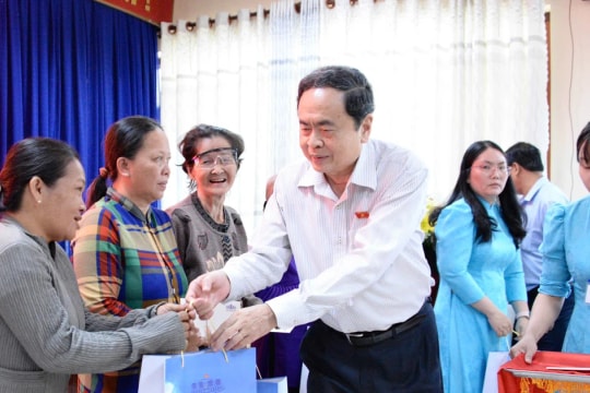 Chủ tịch Quốc hội dâng hương tưởng niệm tại Khu lưu niệm Chủ tịch Tôn Đức Thắng