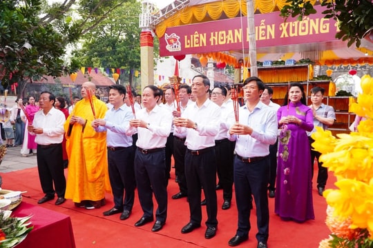 Dâng hương tưởng niệm Hưng Đạo Đại vương Trần Quốc Tuấn