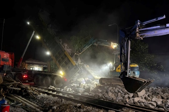 Ngành đường sắt xuyên đêm khắc phục sự cố