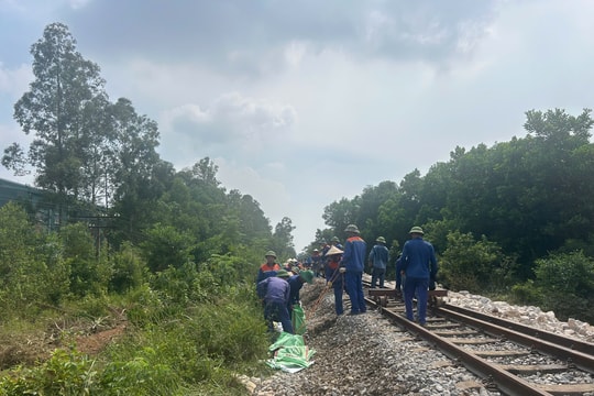 Dự kiến hoàn thành việc gia cố nền đường tại vị trí đường sắt bị lũ cuốn vào ngày mai