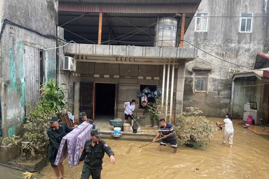 Công an Hà Nội hỗ trợ người dân khắc phục hậu quả sau mưa lũ