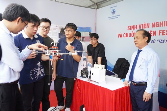 Chinh phục Giải thưởng Nghiên cứu khoa học bằng những công trình đột phá