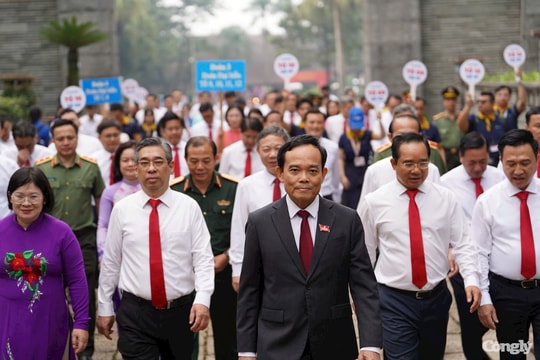 Đoàn đại biểu Đại hội Đảng bộ TP.HCM dâng hương các Vua Hùng