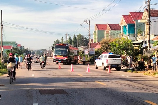 Xe khách giường nằm tông xe máy, 2 vợ chồng tử vong thương tâm