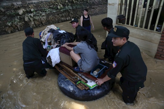 Lũ các sông đang xuống, số nhà ngập tại các địa phương đều giảm