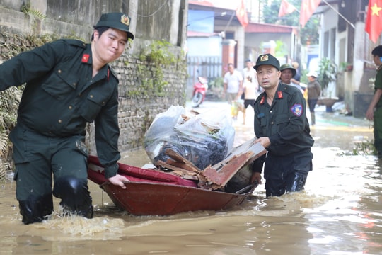 Hình ảnh hàng trăm chiến sĩ Công an Hà Nội “xắn tay” cùng dân dọn dẹp sau lũ