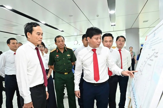 Đoàn đại biểu Đại hội Đảng bộ TP.HCM tham quan Metro số 1