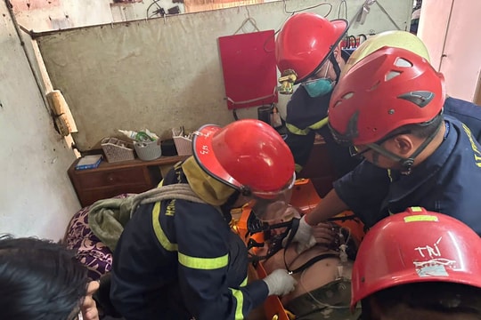 Cứu người phụ nữ nặng hơn 100 kg mắc kẹt trên gác ở TP.HCM