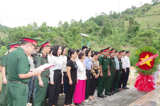 Dâng hương, dâng hoa tưởng niệm các liệt sĩ hy sinh trên tuyến đường 71